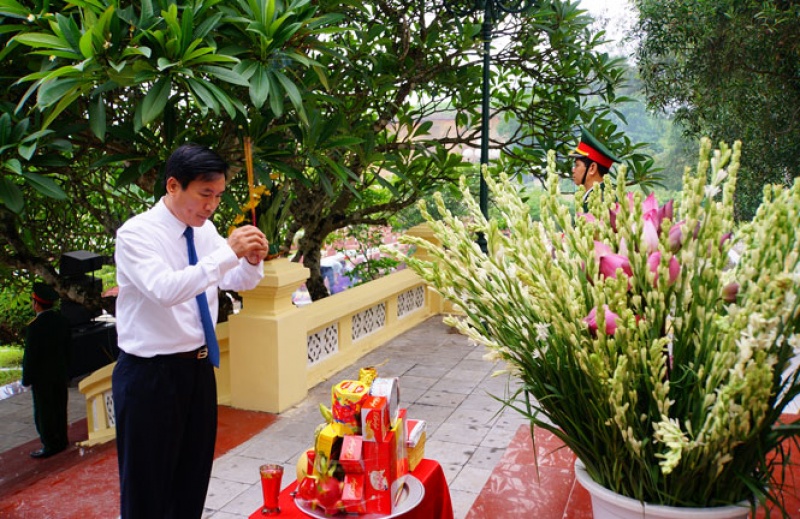 Lãnh đạo tỉnh Thái Nguyên dâng hương tưởng nhớ các Anh hùng, Liệt sỹ lanh dao tinh thai nguyen dang huong tuong nho cac anh hung liet sy 57698