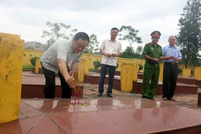 Lãnh đạo tỉnh Thái Nguyên dâng hương tưởng nhớ các Anh hùng, Liệt sỹ lanh dao tinh thai nguyen dang huong tuong nho cac anh hung liet sy 57698