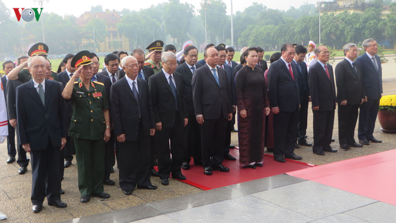 Lãnh đạo Đảng, Nhà nước dâng hương tưởng niệm các Anh hùng liệt sỹ lanh dao dang nha nuoc dang huong tuong niem cac anh hung liet sy