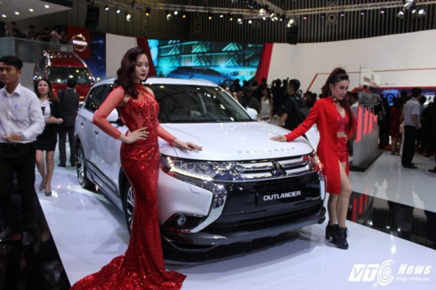 mitsubishi outlander chay dua giam 220 trieu dong