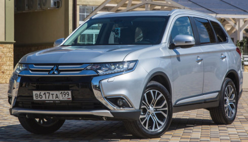 mitsubishi outlander chay dua giam 220 trieu dong