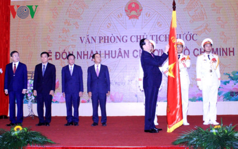 van phong chu tich nuoc don nhan huan chuong ho chi minh