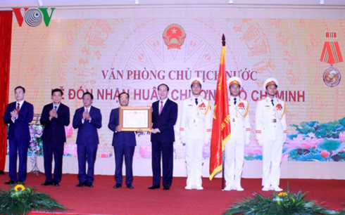 van phong chu tich nuoc don nhan huan chuong ho chi minh