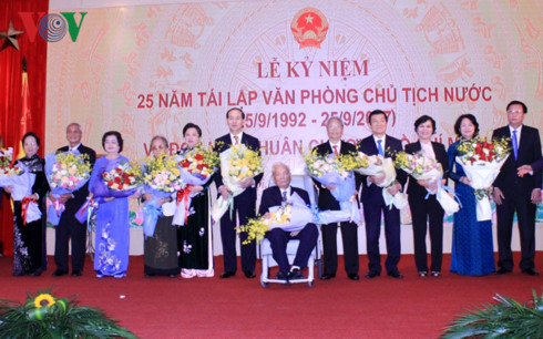 van phong chu tich nuoc don nhan huan chuong ho chi minh