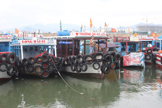 dung hoat dong dua don du khach bang ca no tren vinh nha trang