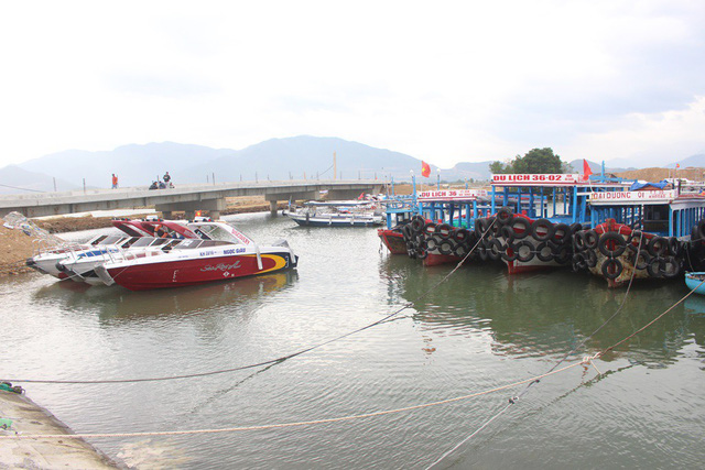 dung hoat dong dua don du khach bang ca no tren vinh nha trang