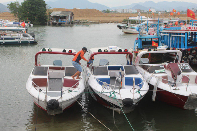 dung hoat dong dua don du khach bang ca no tren vinh nha trang