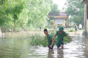 Hơn 100 cán bộ, chiến sĩ tham gia khắc phục lũ lụt tại huyện Quảng Điền