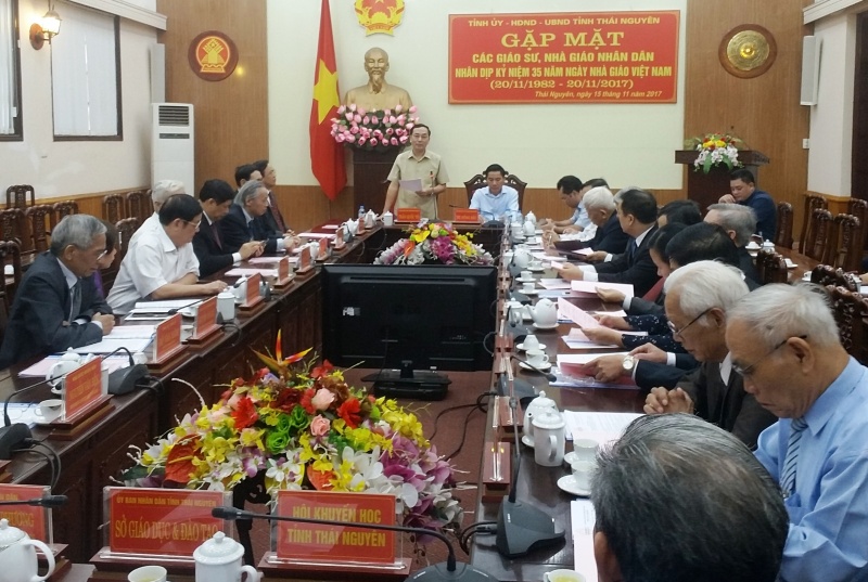 lanh dao tinh gap mat cac giao su nha giao nhan dan