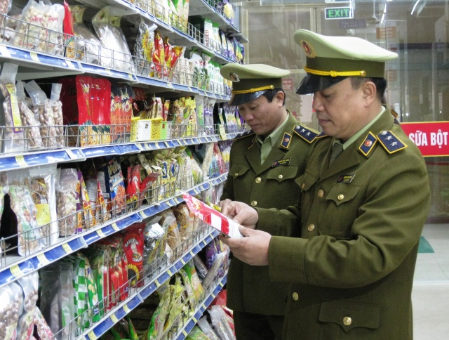 Đội quản lý thị trường Số 2, Cục QLTT tỉnh Thái Nguyên tăng cường kiểm tra, kiểm soát thị trường dịp cuối năm