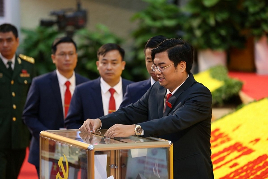 [Photo] Đại hội XX: Các Đoàn đại biểu bỏ phiếu bầu nhân sự