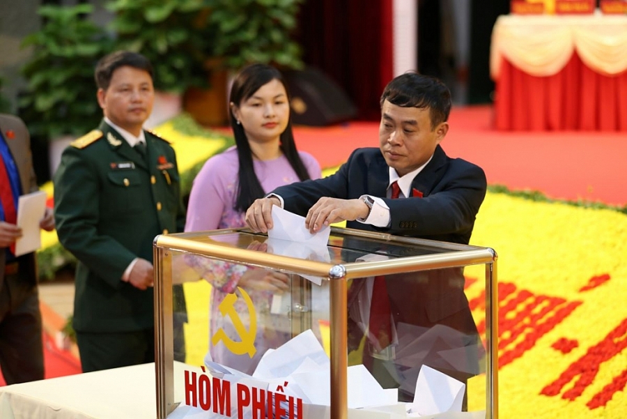 [Photo] Đại hội XX: Các Đoàn đại biểu bỏ phiếu bầu nhân sự