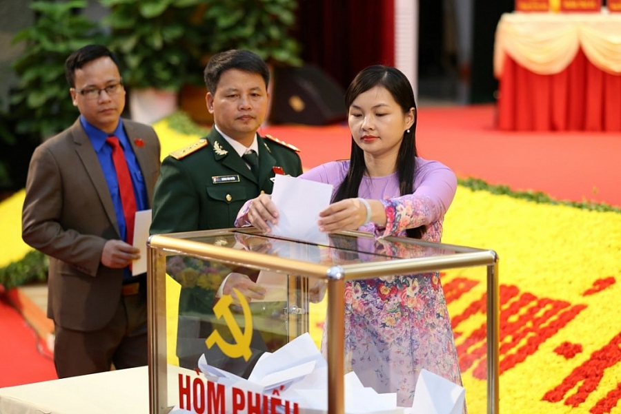 [Photo] Đại hội XX: Các Đoàn đại biểu bỏ phiếu bầu nhân sự