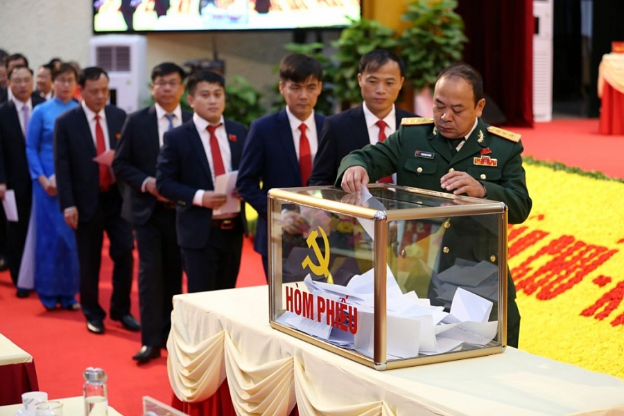 [Photo] Đại hội XX: Các Đoàn đại biểu bỏ phiếu bầu nhân sự
