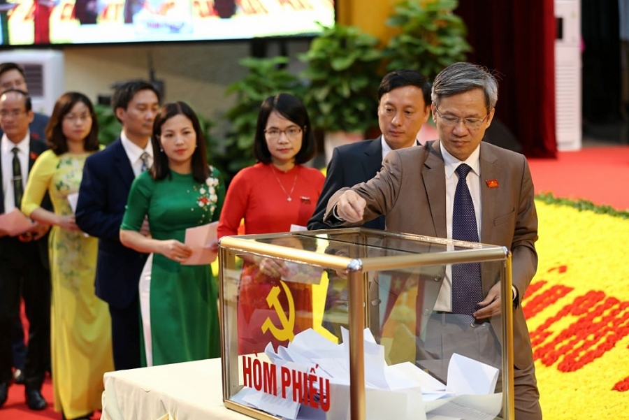 [Photo] Đại hội XX: Các Đoàn đại biểu bỏ phiếu bầu nhân sự