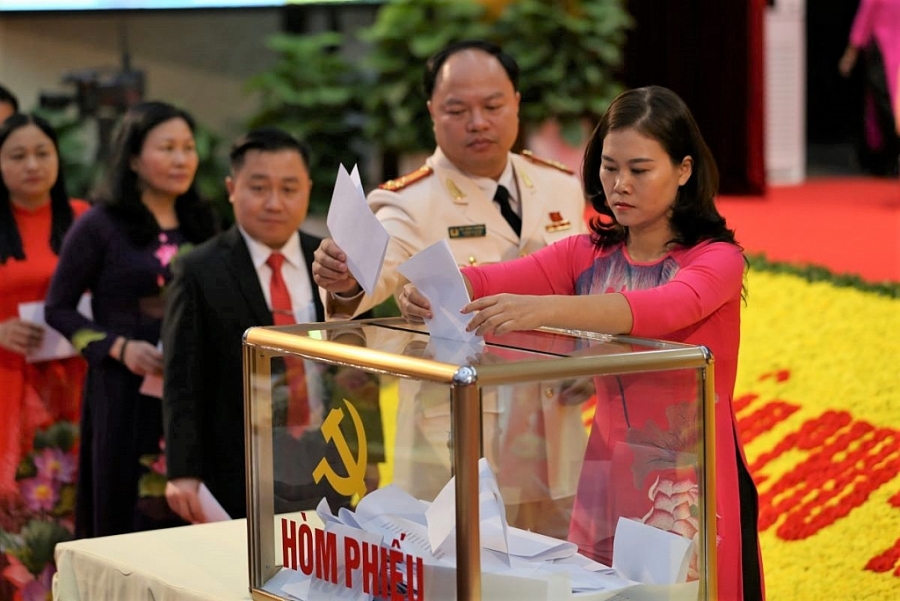 [Photo] Đại hội XX: Các Đoàn đại biểu bỏ phiếu bầu nhân sự