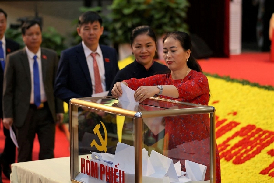 [Photo] Đại hội XX: Các Đoàn đại biểu bỏ phiếu bầu nhân sự