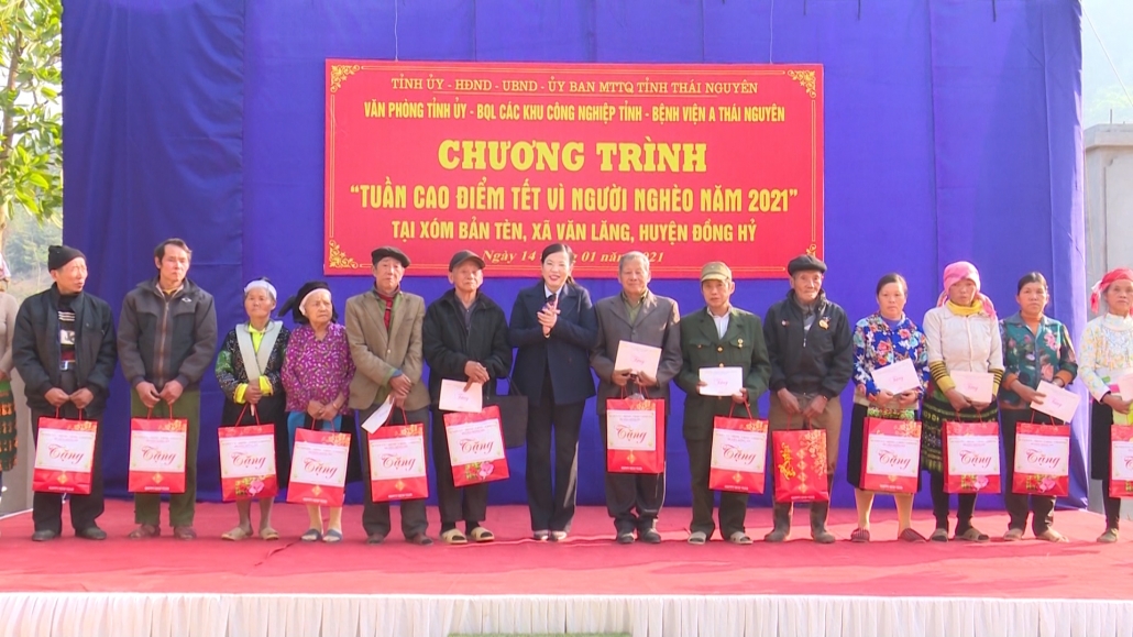 Đồng chí Bí thư Tỉnh ủy tặng quà đồng bào dân tộc Mông xóm Bản Tèn, xã Văn Lăng, huyện Đồng Hỷ Đồng chí Bí thư Tỉnh ủy tặng quà đồng bào dân tộc Mông xóm Bản Tèn, xã Văn Lăng, huyện Đồng Hỷ