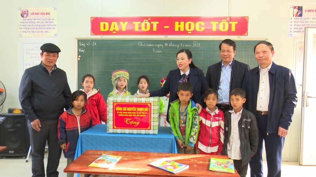 Đồng chí Bí thư Tỉnh ủy tặng quà đồng bào dân tộc Mông xóm Bản Tèn, xã Văn Lăng, huyện Đồng Hỷ Đồng chí Bí thư Tỉnh ủy tặng quà đồng bào dân tộc Mông xóm Bản Tèn, xã Văn Lăng, huyện Đồng Hỷ