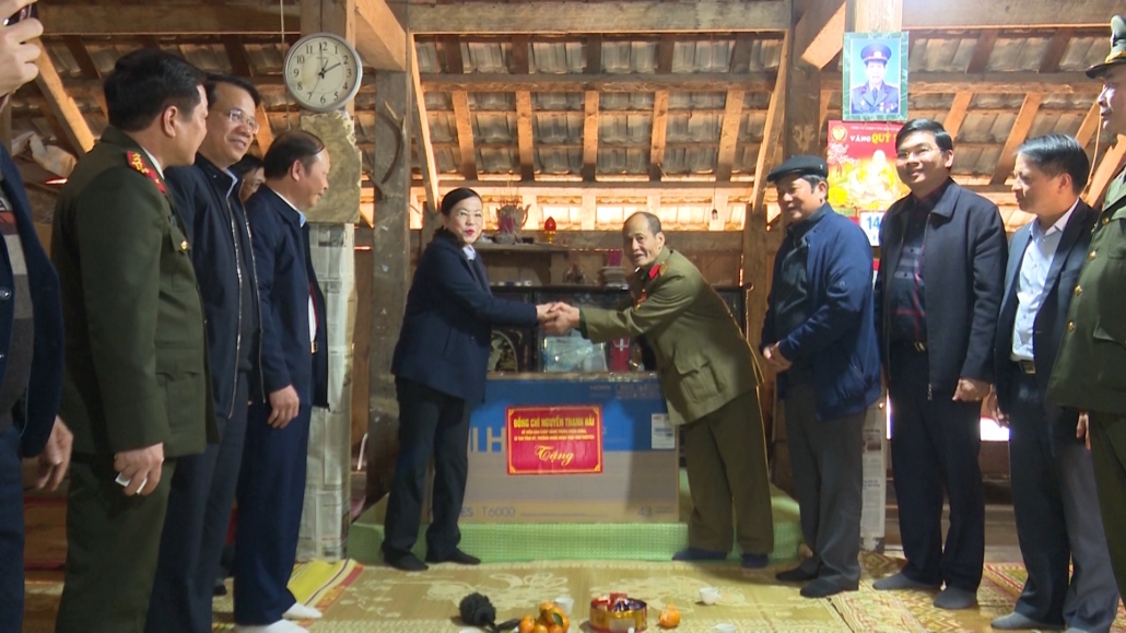 Đồng chí Bí thư Tỉnh ủy tặng quà đồng bào dân tộc Mông xóm Bản Tèn, xã Văn Lăng, huyện Đồng Hỷ Đồng chí Bí thư Tỉnh ủy tặng quà đồng bào dân tộc Mông xóm Bản Tèn, xã Văn Lăng, huyện Đồng Hỷ