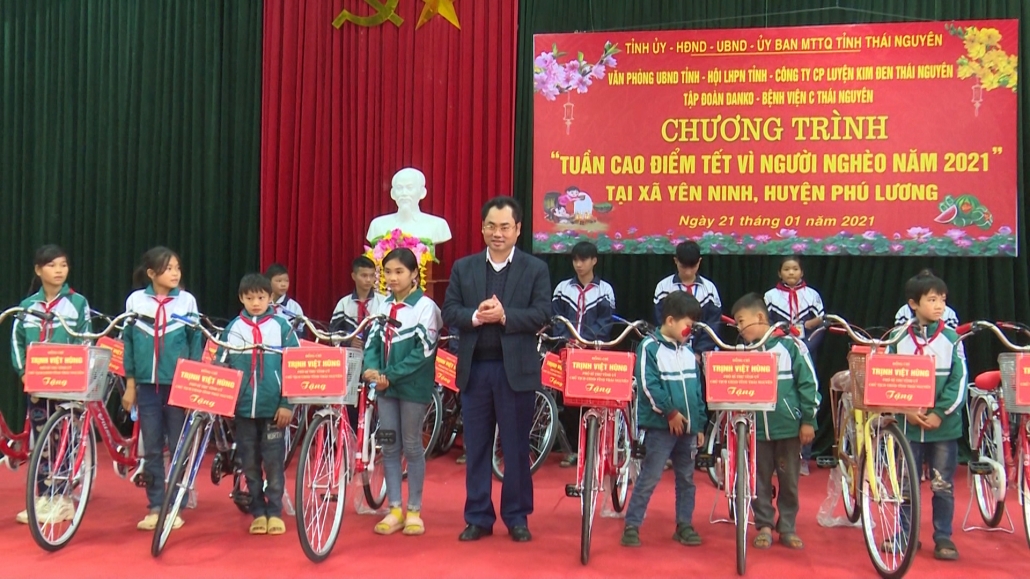 Đồng chí Chủ tịch UBND tỉnh thăm và tặng quà chương trình “Tết vì người nghèo” tại Yên Ninh, Phú Lương (PS CTTS ngày 21.1) Đồng chí Chủ tịch UBND tỉnh thăm và tặng quà chương trình “Tết vì người nghèo” tại Yên Ninh, Phú Lương (PS CTTS ngày 21.1)