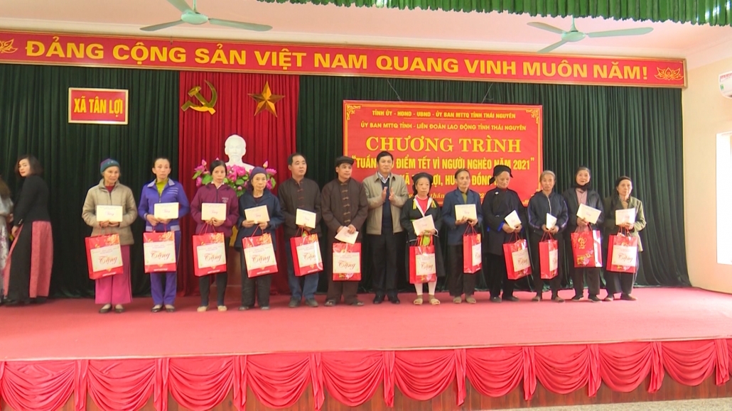 Lãnh đạo tỉnh thăm và tặng quà tết cho các hộ nghèo tại nhiều địa phương Lãnh đạo tỉnh thăm và tặng quà tết cho các hộ nghèo tại nhiều địa phương