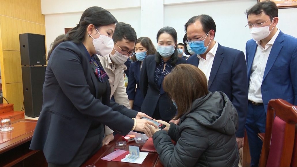 Trao tặng điện thoại thông minh và phần mềm hỗ trợ người yếu thế Trao tặng điện thoại thông minh và phần mềm hỗ trợ người yếu thế