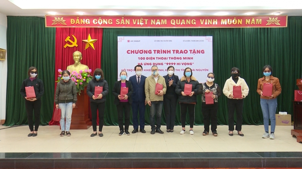 Trao tặng điện thoại thông minh và phần mềm hỗ trợ người yếu thế Trao tặng điện thoại thông minh và phần mềm hỗ trợ người yếu thế