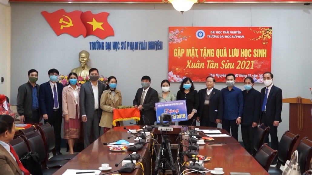 Hoạt động tặng quà nhân dịp Tết Nguyên đán Hoạt động tặng quà nhân dịp Tết Nguyên đán