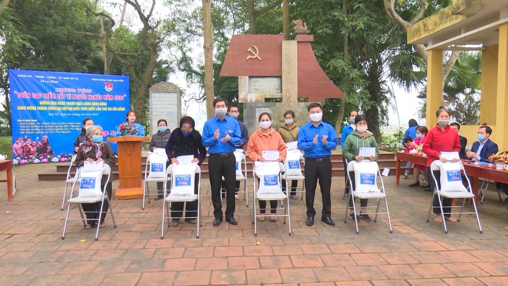 Hoạt động tặng quà nhân dịp Tết Nguyên đán Hoạt động tặng quà nhân dịp Tết Nguyên đán