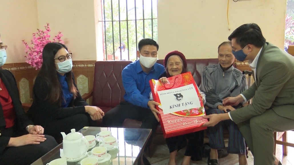 Hoạt động tặng quà nhân dịp Tết Nguyên đán Hoạt động tặng quà nhân dịp Tết Nguyên đán