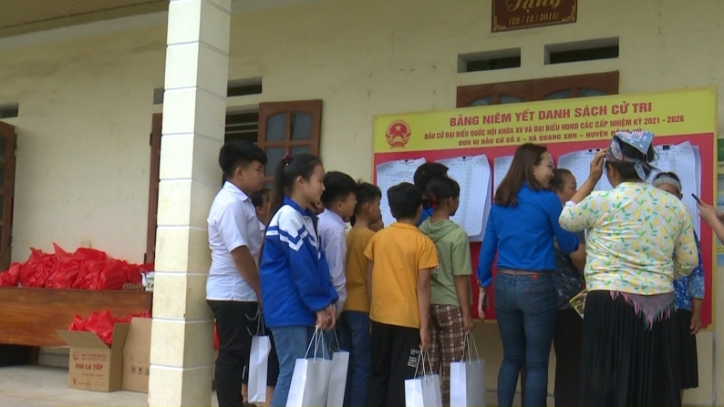 Đổi mới ở xóm người Mông Trung Sơn Đổi mới ở xóm người Mông Trung Sơn