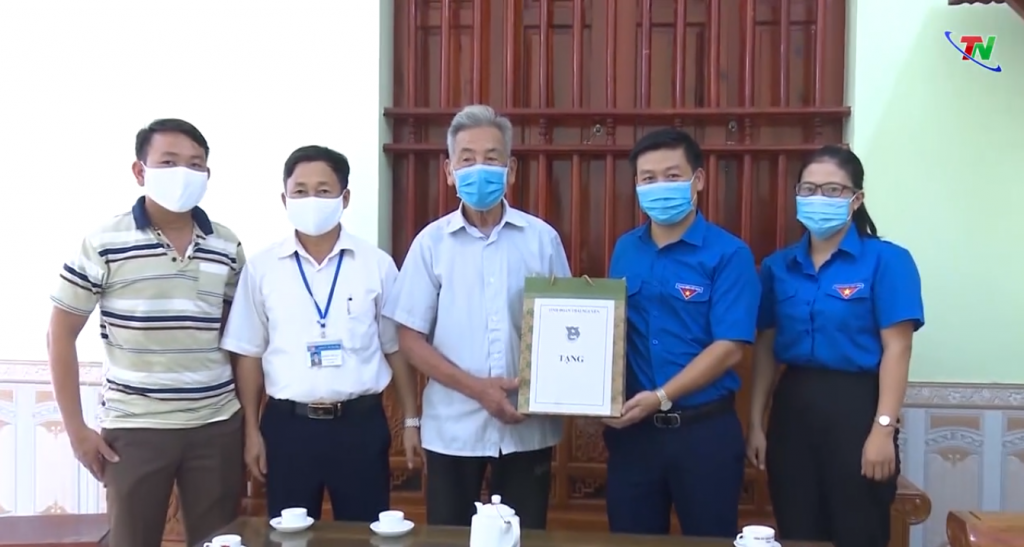 Chăm lo thân nhân chiến sĩ làm nhiệm vụ tại quần đảo Trường Sa (Đã PS Cam 9/9) Chăm lo thân nhân chiến sĩ làm nhiệm vụ tại quần đảo Trường Sa (Đã PS Cam 9/9)