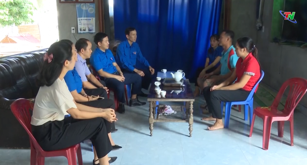 Chăm lo thân nhân chiến sĩ làm nhiệm vụ tại quần đảo Trường Sa (Đã PS Cam 9/9) Chăm lo thân nhân chiến sĩ làm nhiệm vụ tại quần đảo Trường Sa (Đã PS Cam 9/9)