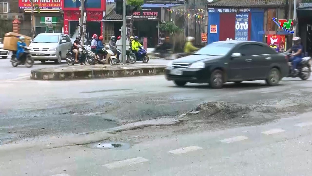 undefined Cảnh báo tình trạng xuống cấp đường giao thông