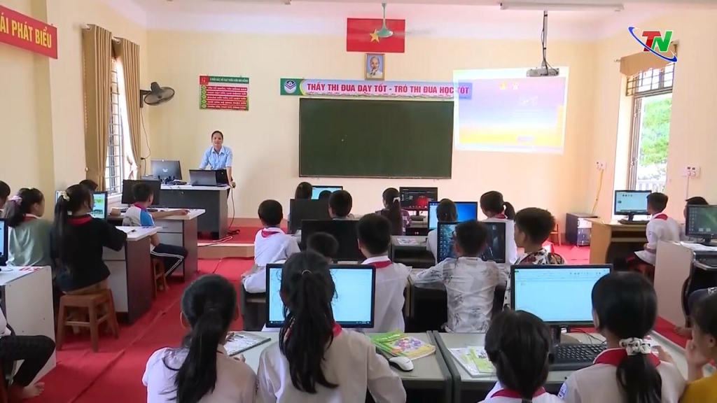 Cô giáo tổng phụ trách đội “Học và làm theo Bác”