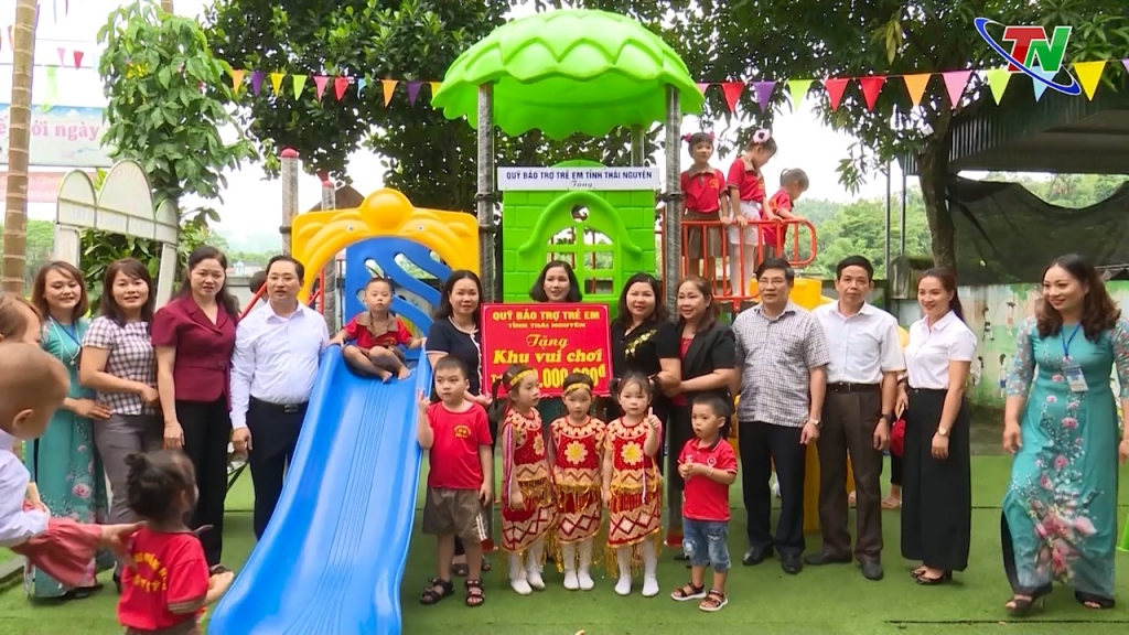 undefined Tặng quà Trung thu tại huyện Định Hóa