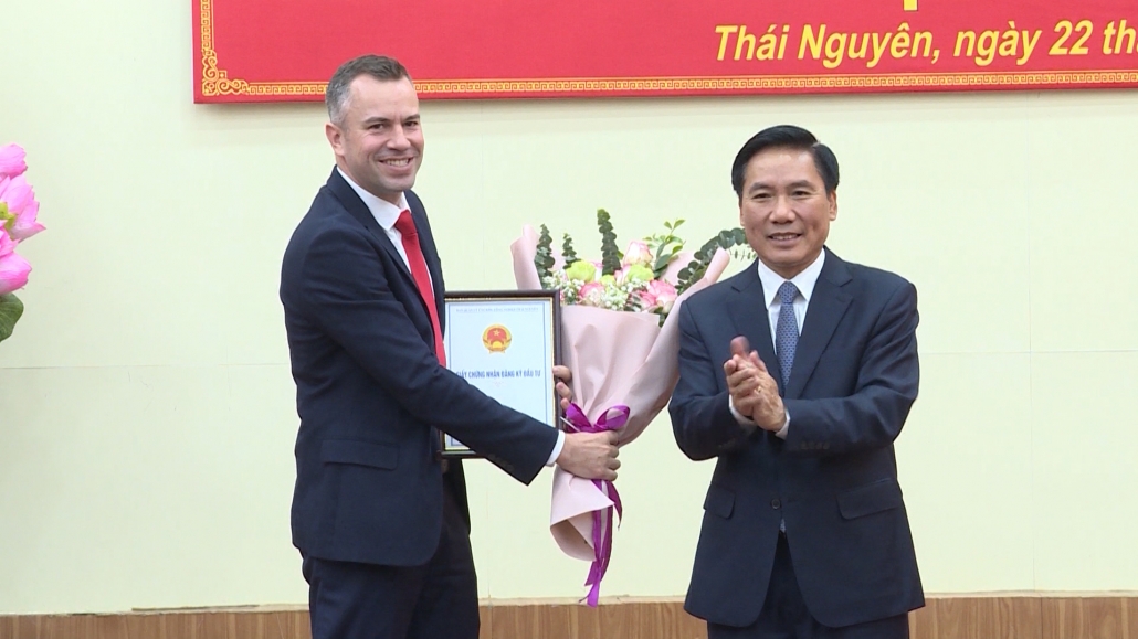 Công bố quyết định về công tác cán bộ và trao giấy chứng nhận đầu tư cho Ban Quản lý các Khu công nghiệp tỉnh Công bố quyết định về công tác cán bộ và trao giấy chứng nhận đầu tư cho Ban Quản lý các Khu công nghiệp tỉnh