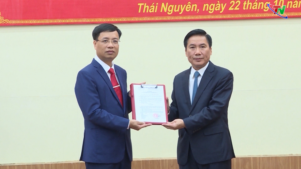 Công bố quyết định về công tác cán bộ và trao giấy chứng nhận đầu tư cho Ban Quản lý các Khu công nghiệp tỉnh Công bố quyết định về công tác cán bộ và trao giấy chứng nhận đầu tư cho Ban Quản lý các Khu công nghiệp tỉnh