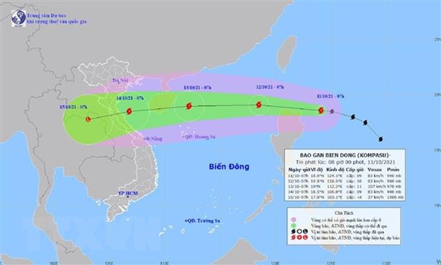 Ngày 13/10, bão Kompasu đi vào Biển Đông và tiếp tục mạnh thêm