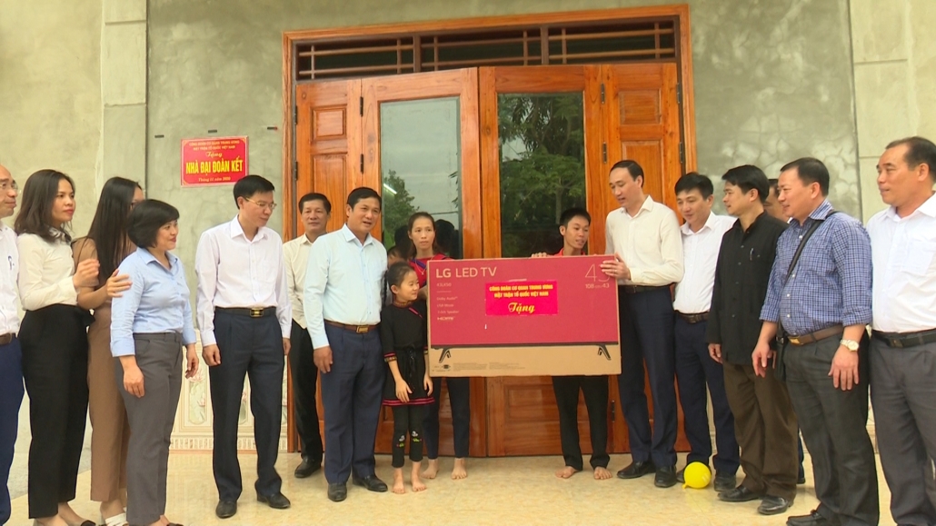 Tưng bừng Ngày hội Đại đoàn kết toàn dân tại các khu dân cư - Tuyến bổ sung hình lãnh đạo tặng quà