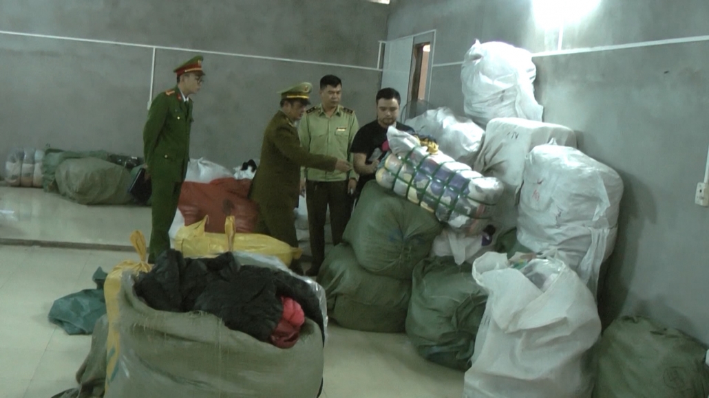 Tạm giữ trên 4 tấn sản phẩm hàng hóa may mặc không rõ nguồn gốc