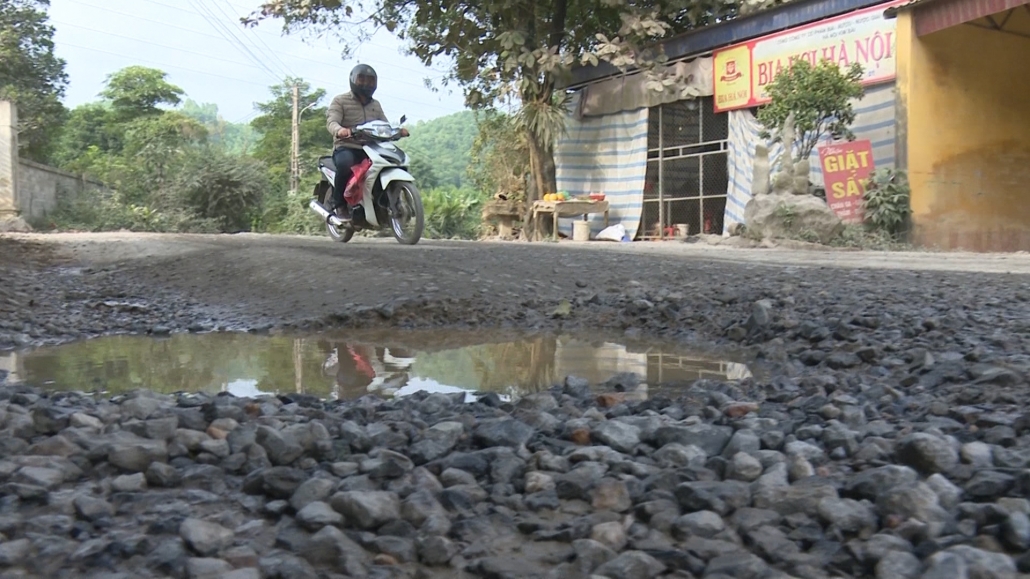 Nhiều tuyến đường giao thông xuống cấp Nhiều tuyến đường giao thông xuống cấp