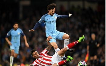 Dứt điểm “chân gỗ”, Man City buộc phải chia điểm trước Stoke City