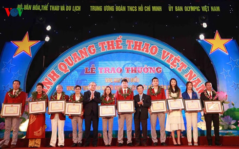 Trao thưởng cho xạ thủ Hoàng Xuân Vinh và các HLV, VĐV tiêu biểu 2016