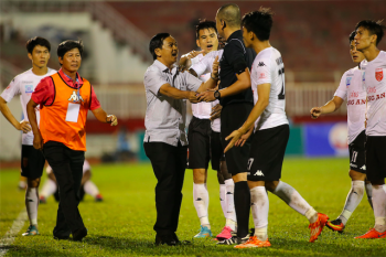 Ban trọng tài đau đầu, than trời khi các đội bóng V-League gây sức ép