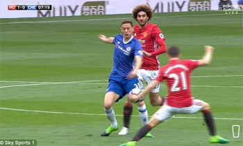 Herrera phủ nhận việc cố tình dùng tay trong bàn mở tỷ số của Rashford