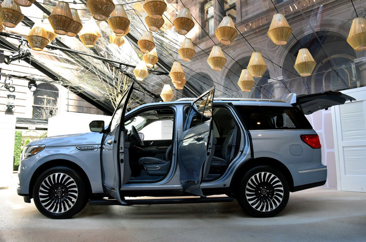 anh chi tiet lincoln navigator 2018 khung long den tu my