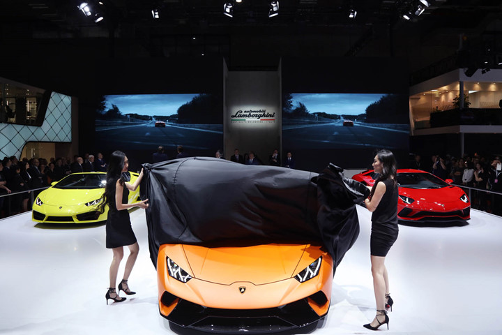 lamborghini huracan performante va aventador s ra mat tai thuong hai