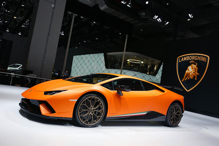 lamborghini huracan performante va aventador s ra mat tai thuong hai